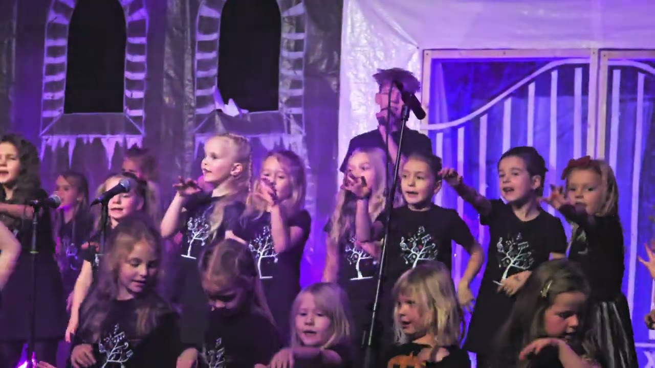 Mamma Mia laulustuudio 2024 jõulukontsert, solist Mia🥰