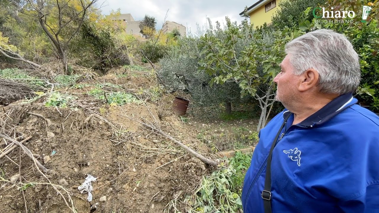 Frana a Monteodorisio: «Venuto giù un mare di fango. Pericolo per la strada»