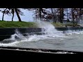 自然の猛威が湖岸を襲う光景