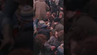 Oproep! | ANDERE TIJDEN
Oproep! Dodewaard moet dicht werd er in 1980 en 1981 gescandeerd tijdens de grootschalige protesten tegen de Kerncentrale Dodewaard.
We zijn op zoek naar mensen die daarbij waren, maar gedurende de jaren anders zijn gaan denken over kernenergie en er nu juist voorstander van zijn.
Wilt u uw verhaal met ons delen? Neem dan snel contact op met Mirjam.Gulmans@ntr.nl. Oproep! | ANDERE TIJDEN