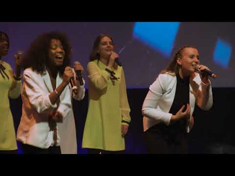 Fransız kızları Sezen Aksu'nun Geçer parçasını seslendiriyorlar