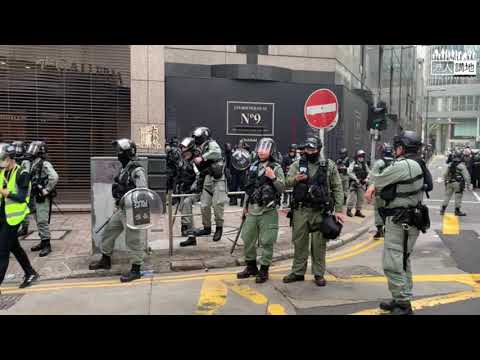 【1615／中環】暴徒離開集會地、到處堵路破壞、警方制服可疑人士其後放行