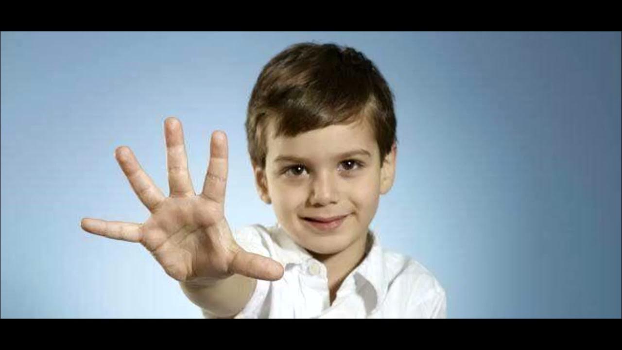 Сколько лет пальцами. Ребенок показывает пять пальцев. Мальчик показывает пять. Показала мальчику. Мальчик показывает ладонь.