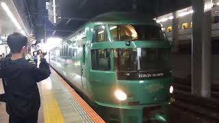 JR九州博多駅でキハ72系特急ゆふいんの森号の発車シーン(2023年11月4日土曜日)携帯電話で撮影