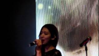 Park Shin Hye singing Story (Heirs) at DramaFever 2013 Awards NYC (1st song)