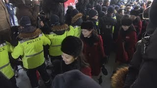 北朝鮮応援団 、在先到着 取材に応じる人も