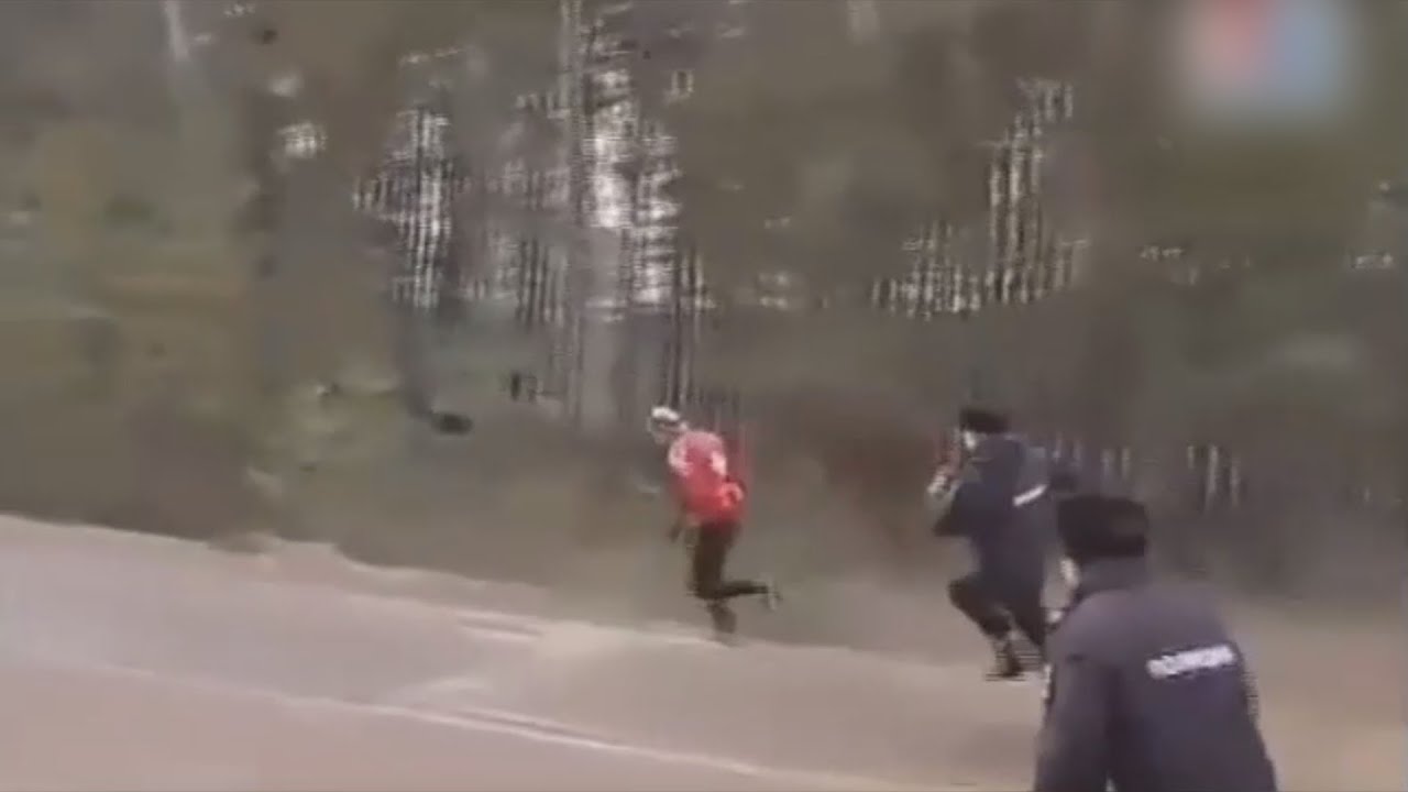 полицейский прикол это побег. убежал от полиции видео. бегство от полиции. неожиданное нападение. подросток убегает от полицейских.