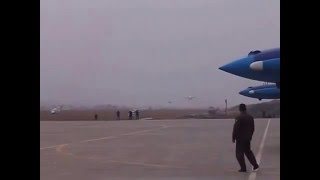 Су-30 проходит на высоте чуть более метра над землей. Пилот - Анатолий Квочур