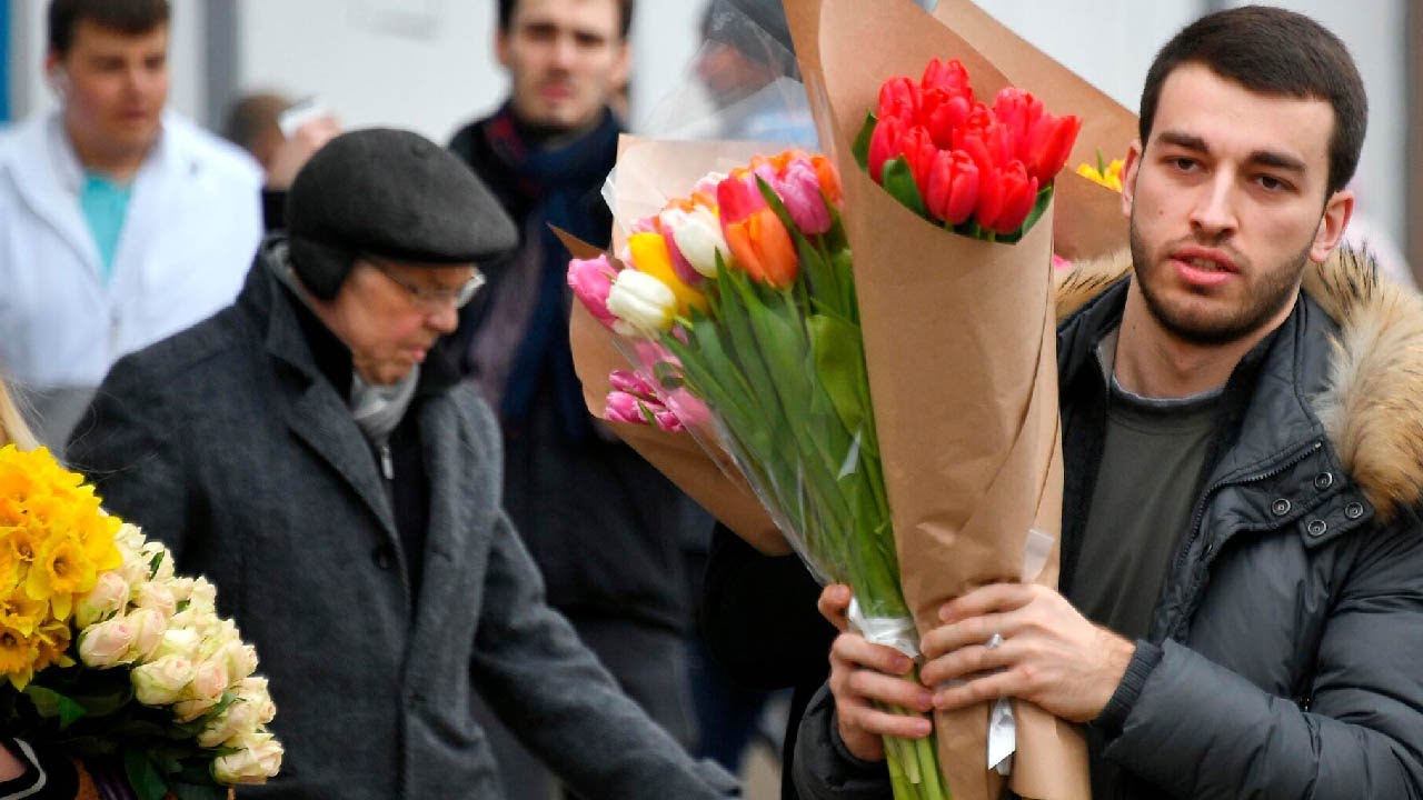 Цветочный ажиотаж на Рижском рынке в Москве в честь праздника 8 марта