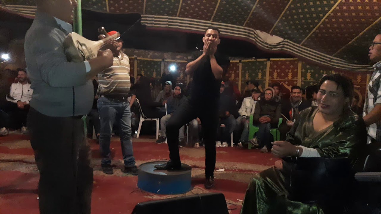 قعدة خطيــــرة مع صباط ضريسي و وثار اخريصة ناري ممتي إلا تلاقاو هاد جوج هاز صباطك واهرب 0668078911