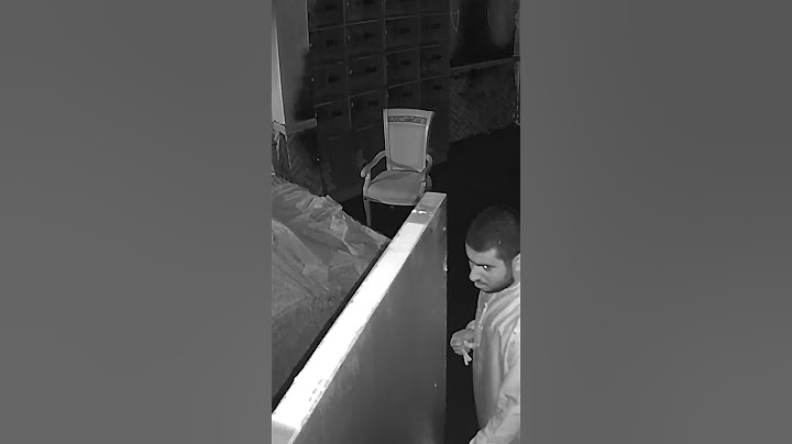 لم يمكث لمدة 5 ثوان! 🤣🤣 ما رأيك أنه رآه في الغرفة والذي أخافه بعيدًا؟