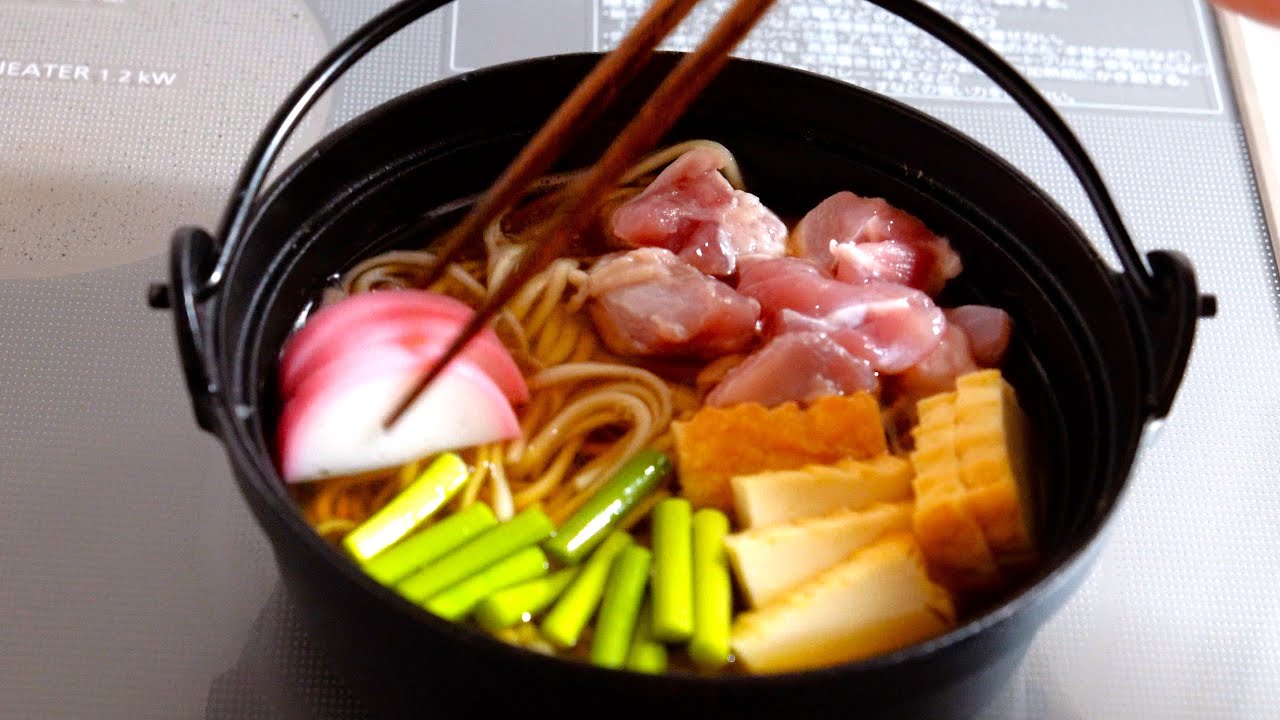 A simple and delicious noodle dish recipe using chicken thighs and eggs