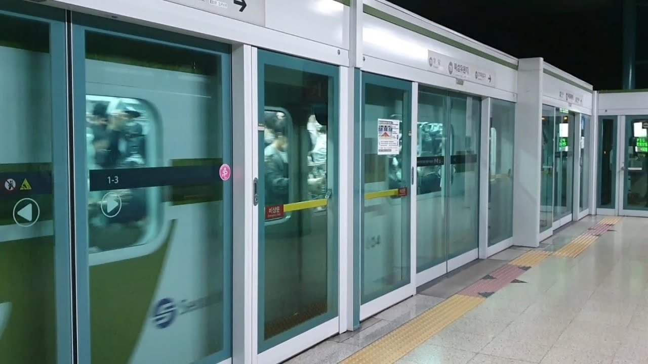 서울지하철 7호선 뚝섬유원지역의 전동차/Seoul Line7 Ttukseom Park.