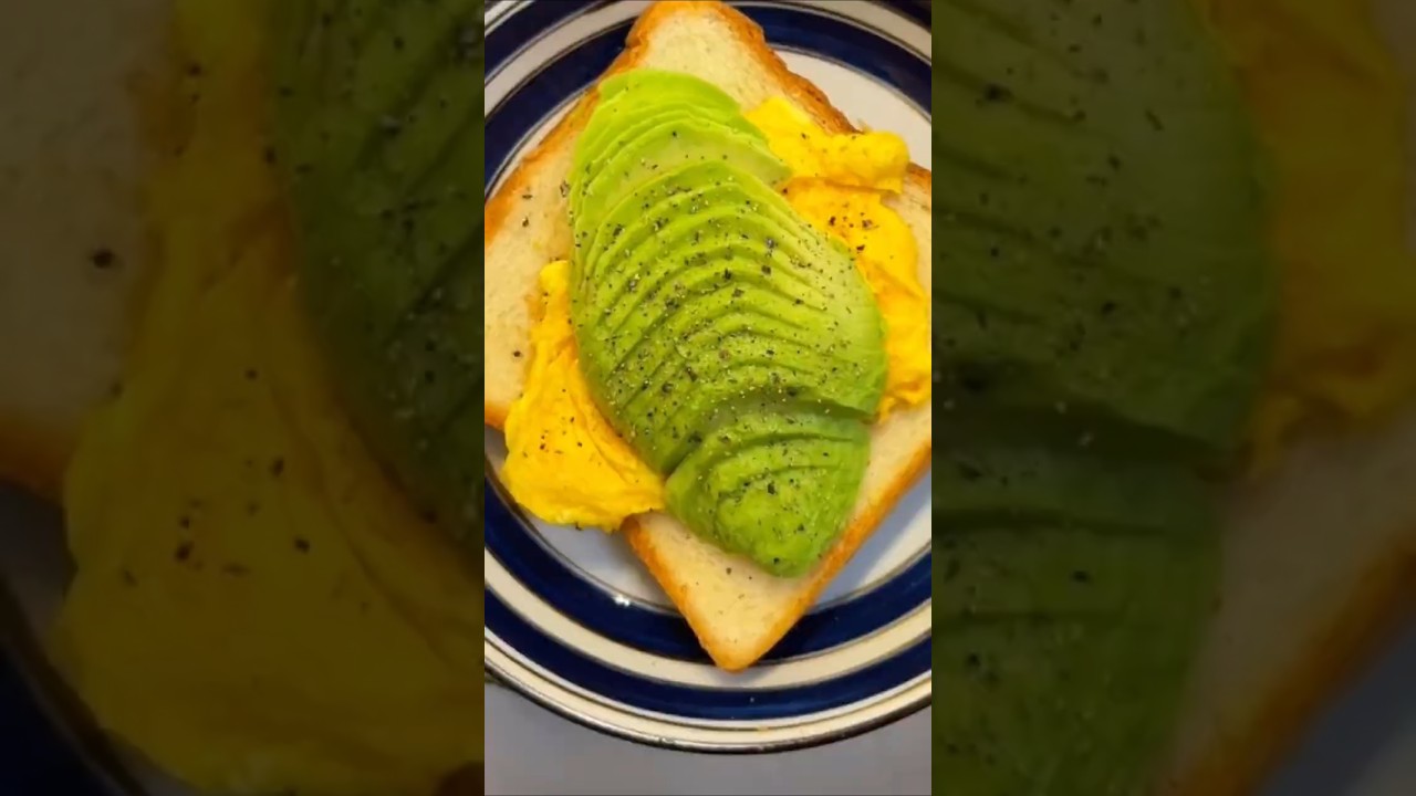 아침 메뉴 고민 끝! 담백함 끝판왕 아보카도 에그 토스트 🍞🥑🍳 레시피 숏폼 썸네일