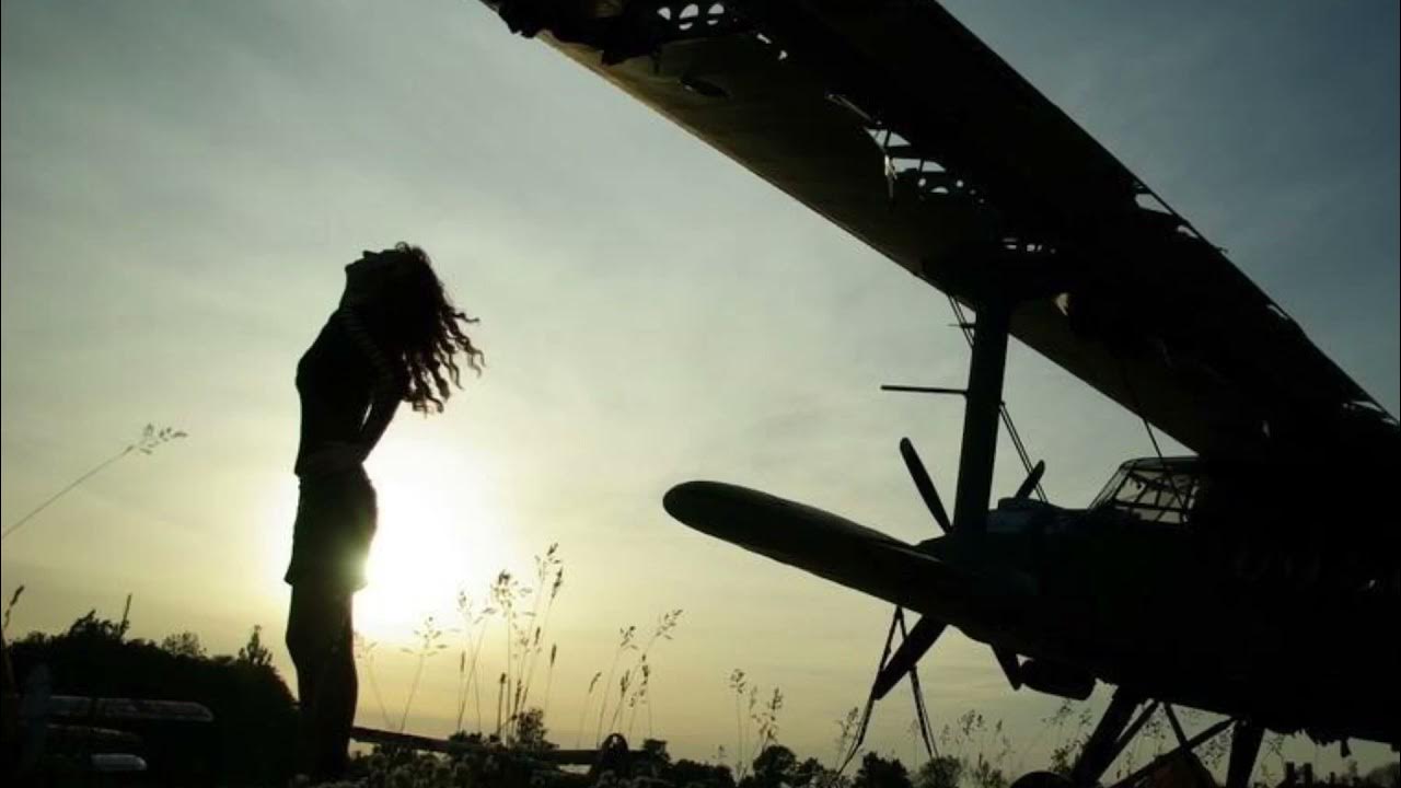 С ней все взлетит. С ней все взлетит. С ней все взлетит. С ней все взлетит. Рука и самолет в небе.