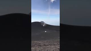 Explosión volcán Fuego con torbellino