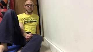 How to stretch your glutes using a wall