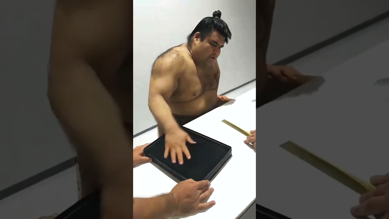 Võ sĩ sumo in dấu tay tặng fan 