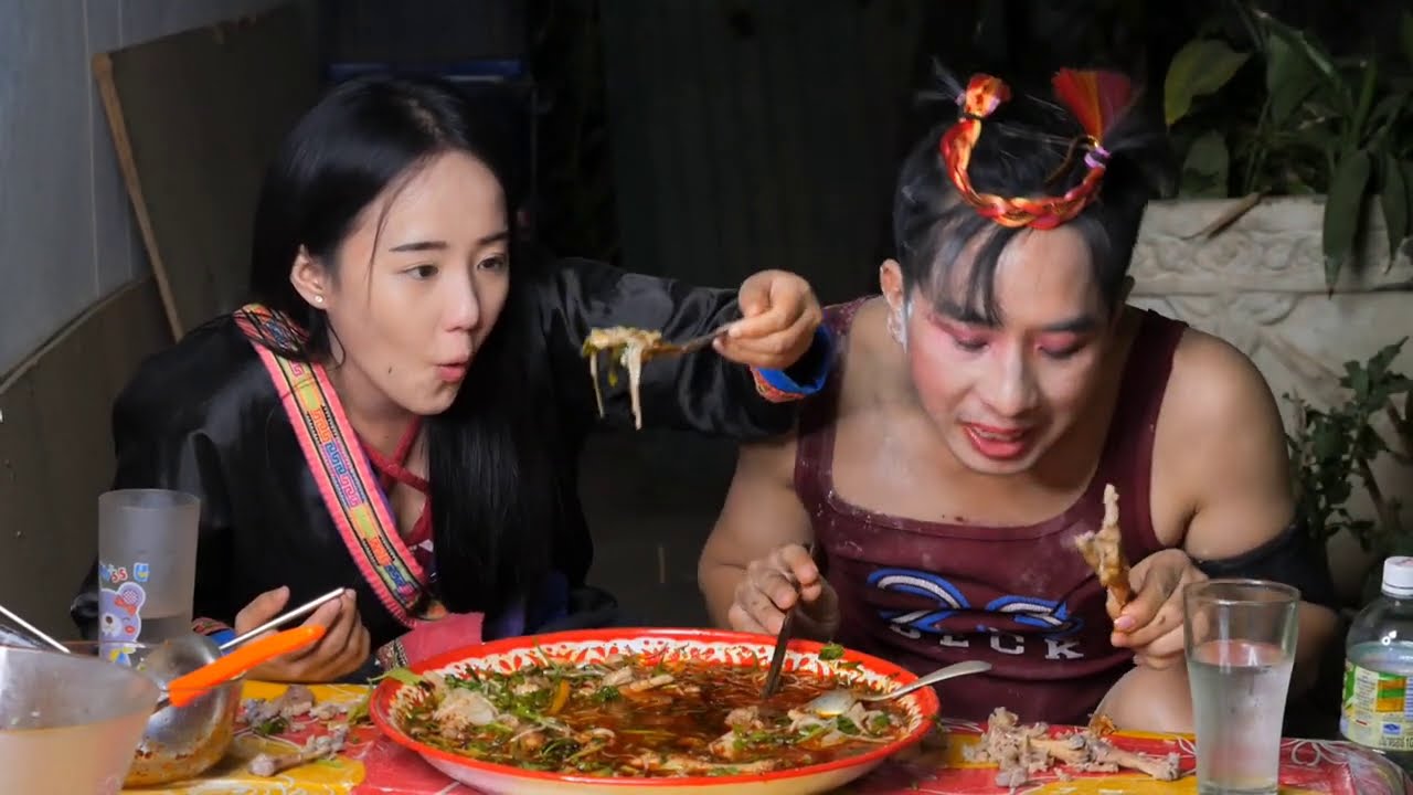 paj yeeb ua qhaub piaj qab heev.ป้าเย้งทำข้าวเปี้ยอร่อยมาก.