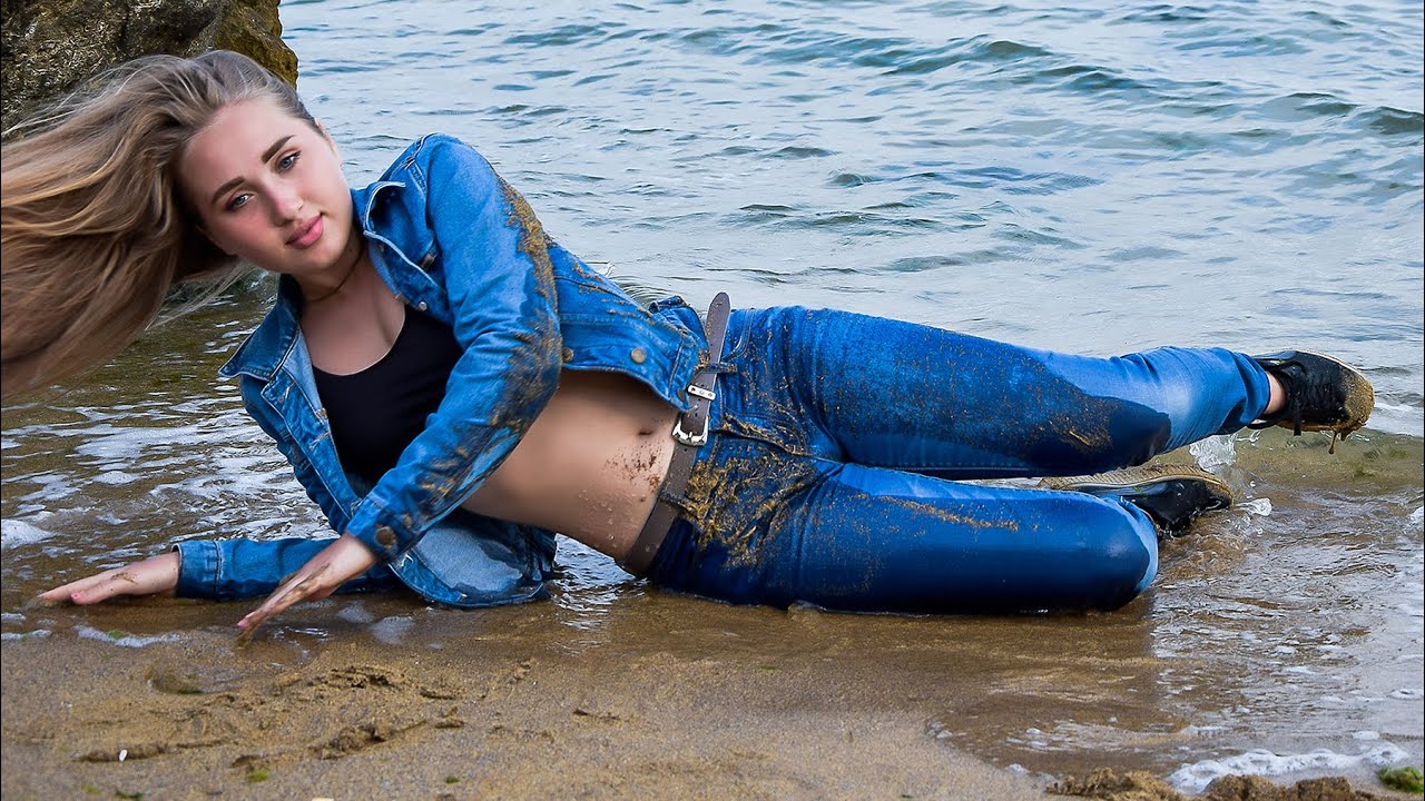 GORGEOUS GIRL GOT HER DENIM CLOTHES COMPLETELY WET IN THE SEA AND NOW POSES FOR WETLOOK VIDEO