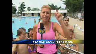 Présentatrice - Blonde en shirt rose et short noir dans la piscine