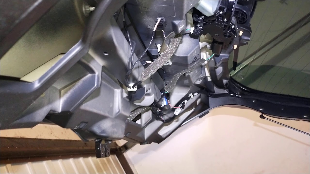 Снятие обивки и осмотр элементов задней двери в Renault Laguna III Grandtour