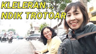 Kleleran Di Trotoar... - Devi Marta Channel