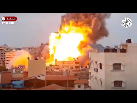 مشاهد جديدة توثق لحظة انهيار برج فلسطين في غزة جراء غارات إسرائيلية