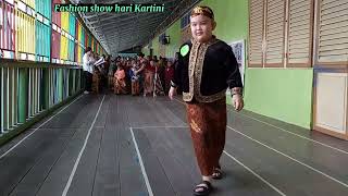 Fashion show hari Kartini versi anak laki laki
