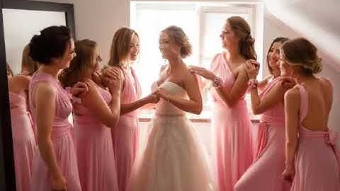 🔥💋 A kiss together: A Stunning Bride Receives a Group Kiss from Her Gorgeous Bridesmaids!💋 #KissLove