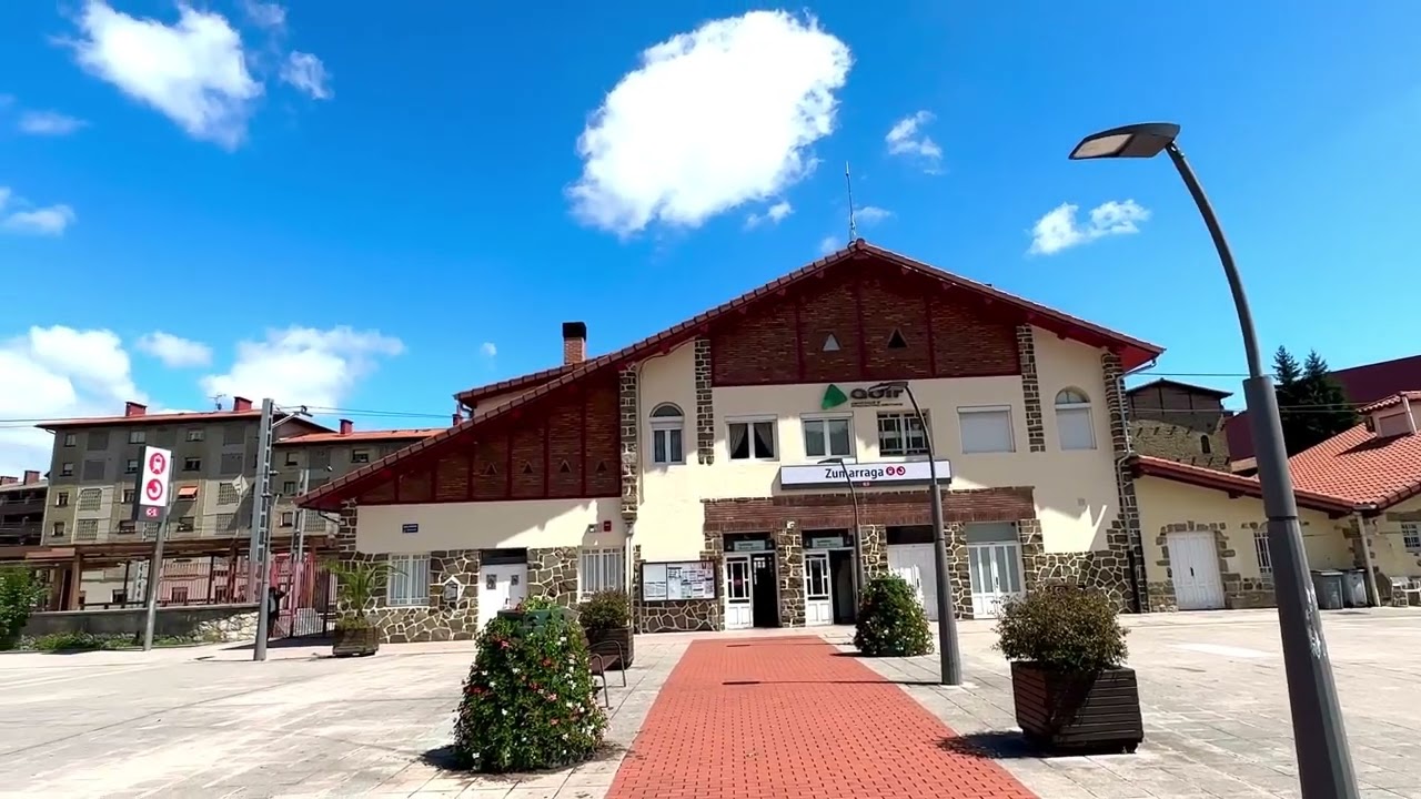 Zumarragako geltokia 4 etan eta eguzkia pikatzen du denak itzalwan