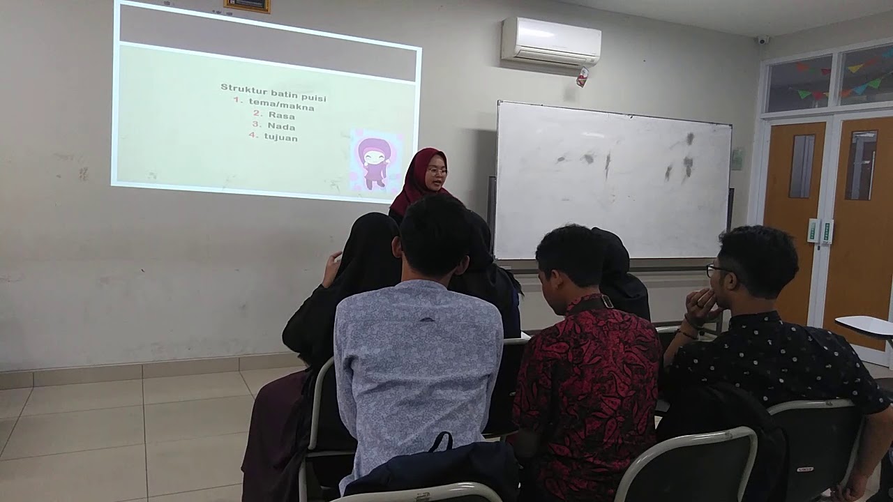 Sebagau Guru Bahasa Indonesia mengajarkan materi Puisi 