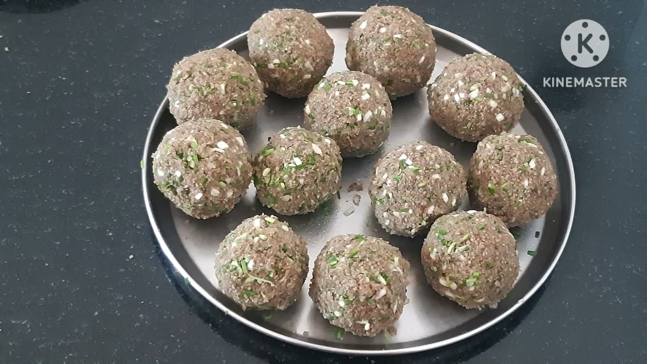 બાજરા  અને લીલુ લસણ ના લાડવા. બાજરા ના રોટલા ને લીલા લસણ નો નાસ્તો/લાડવા મીઠા નહિ ટીખા.