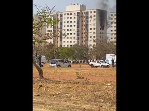 Família se joga de prédio em chamas e morre