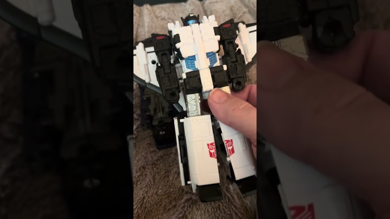 Flying trains Siege Astrotrain vs Legacy Galaxy Shuttle