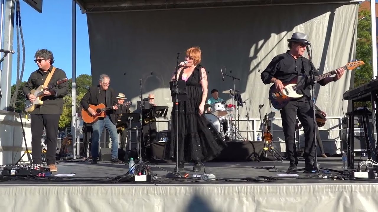 10,000 Maniacs - Candy Everybody Wants