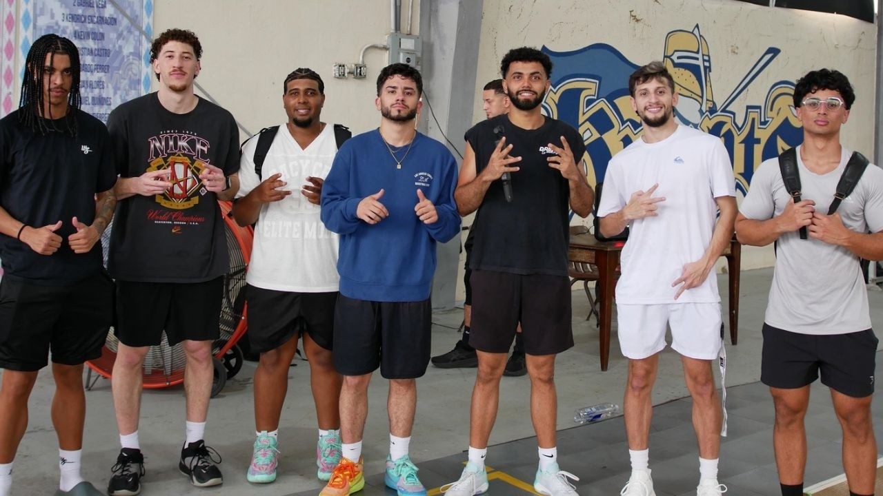 Jugue Baloncesto En Mi Antigua ESCUELA