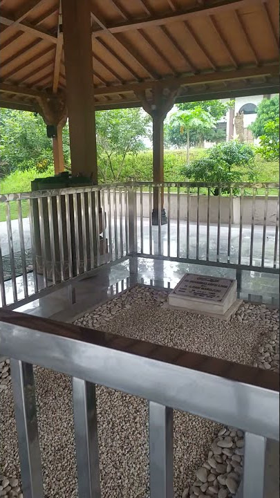 Makam KH Muhammad Arifin Ilham