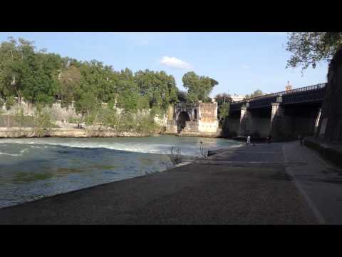 Le cascatelle sotto il ponte -inglese- sul Tevere a Roma presso Isola Tiberina