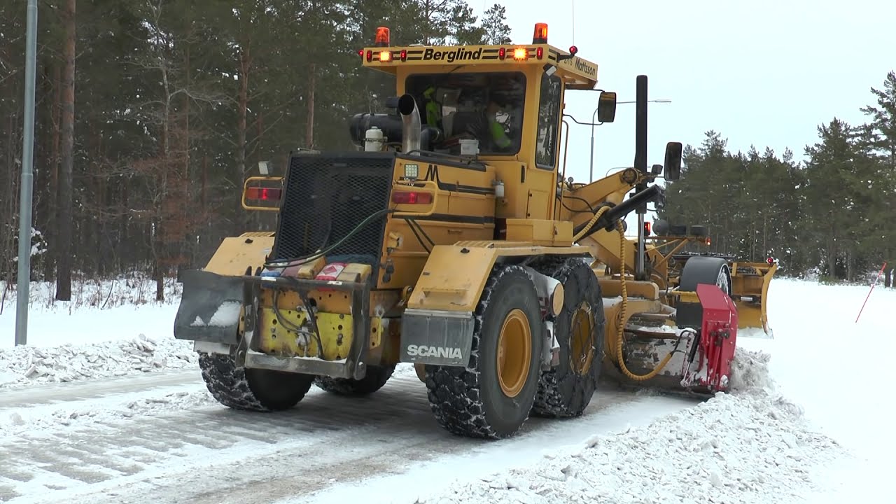 Vägarna skrapas rena för is och snö med en väghyvel 5 mars 2018