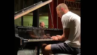 Stefan de Vrij è al pianoforte, il gigante dell'Inter duetta a sorpresa con Redi Hasa