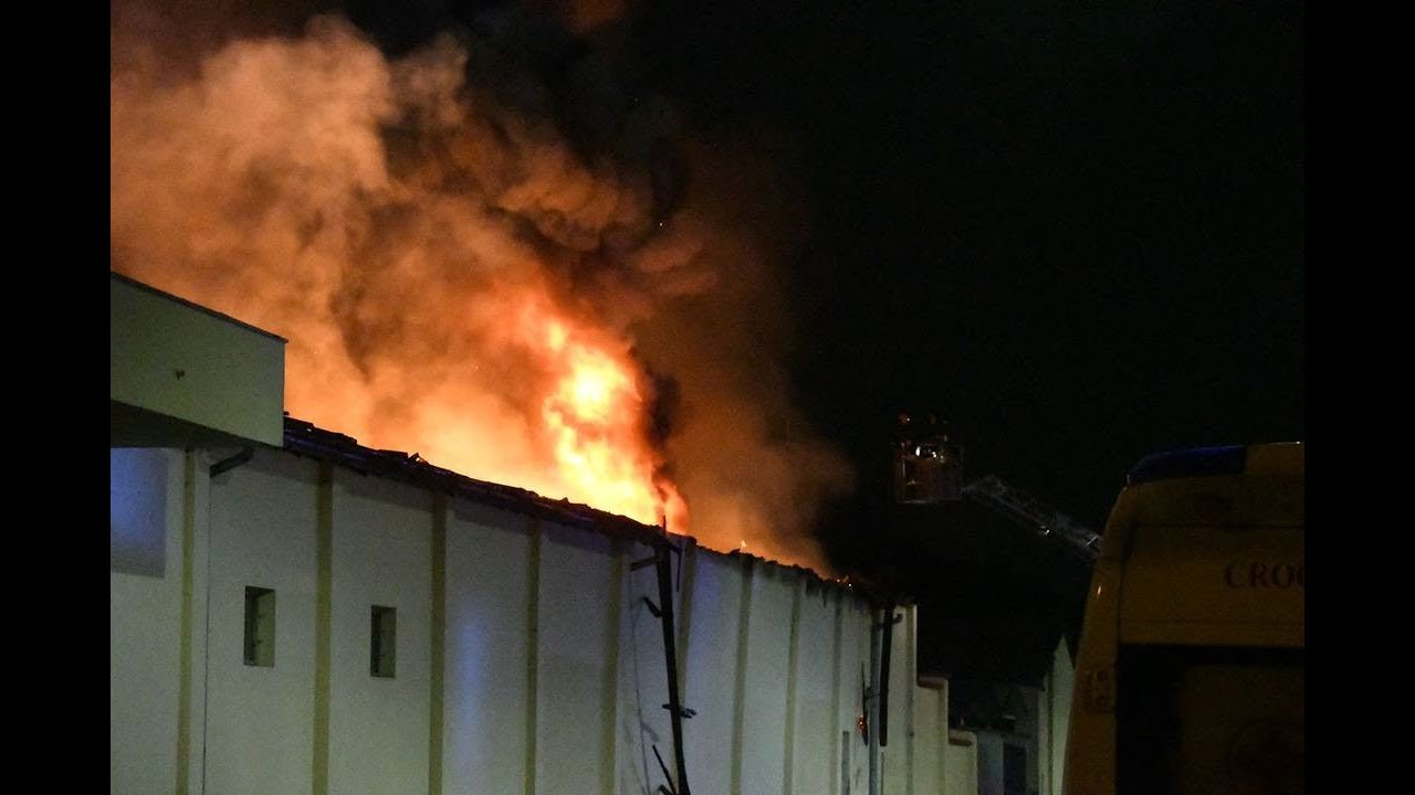 [EPIC VIDEO] MEGA INCENDIO CAPANNONE ARRIVO MEZZI VVF IN SIRENA + ARRIVO CARABINIERI IN SIRENA