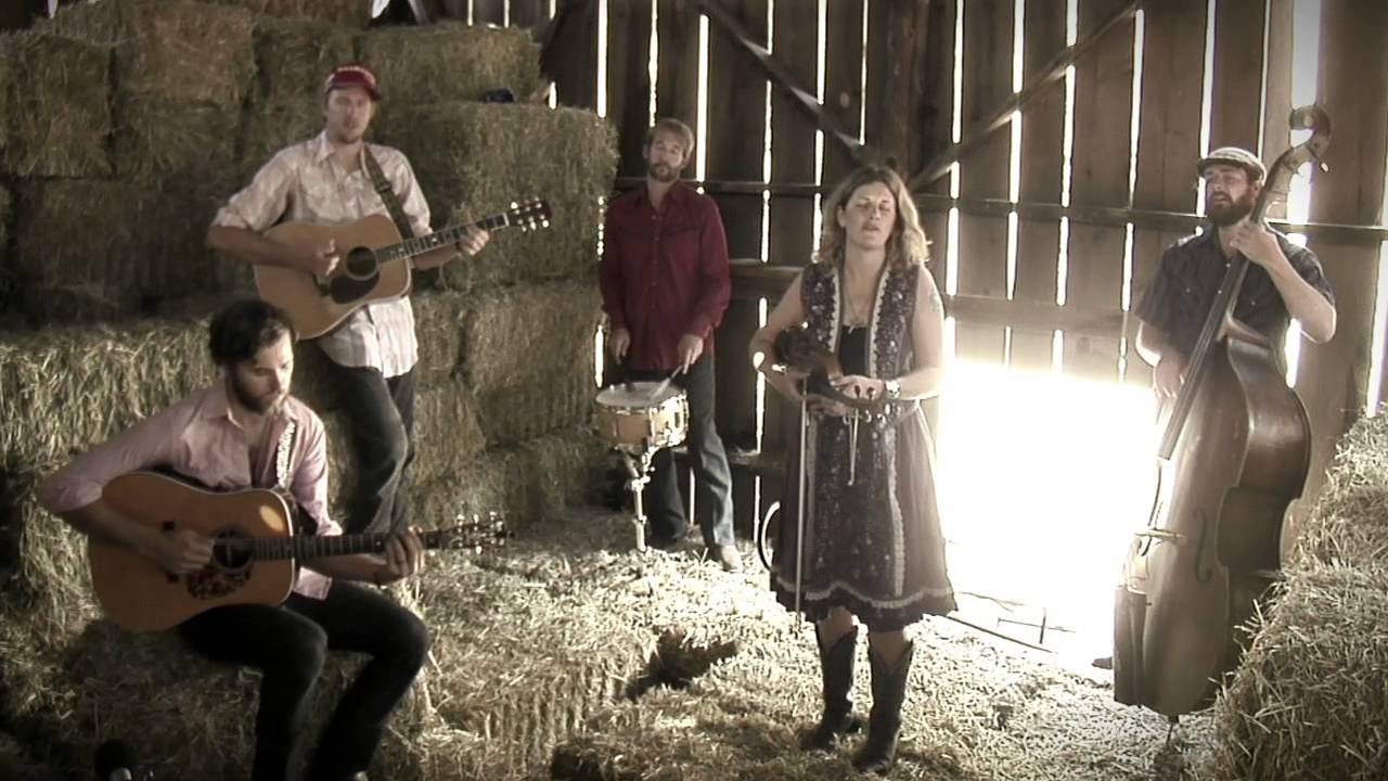 Guarda Dead Winter Carpenters - St. Peter (Roadside Session from Grandpa Virgil's Barn) su YouTube Guarda Dead Winter Carpenters - St. Peter (Roadside Session from Grandpa Virgil's Barn) su YouTube