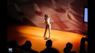 Zangeres Maan Voor Optreden En Collegetour Bij Het College