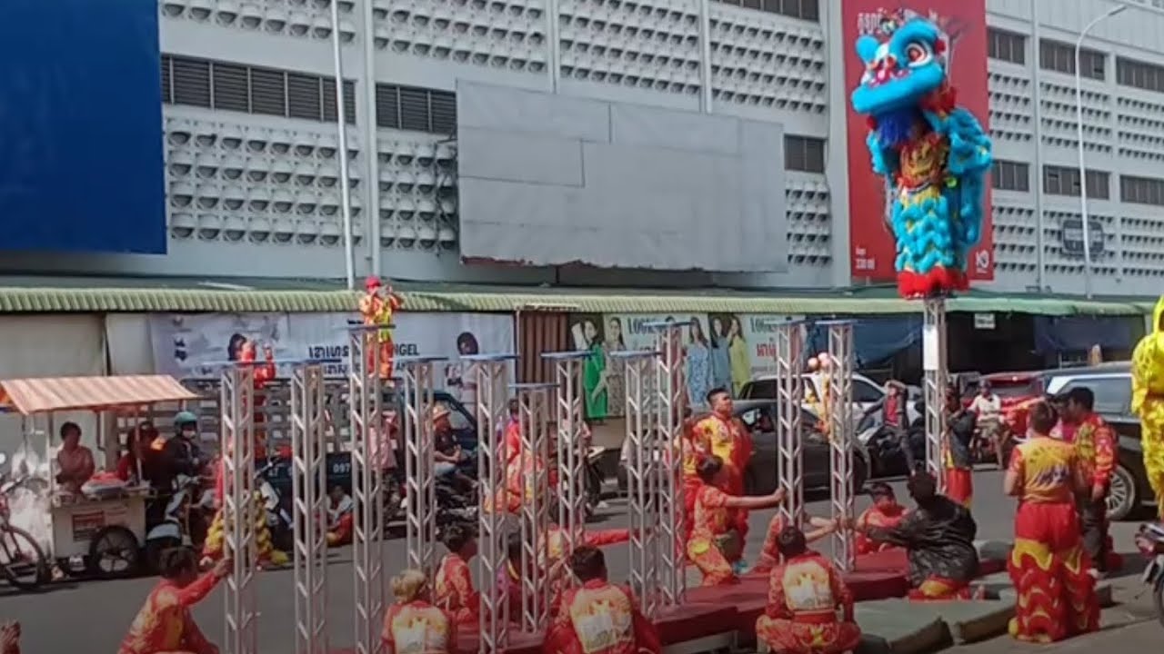 Jumping on a metal pole near the Olympic Market 🥰🇰🇭💵🎉🙏🧧