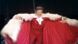 Leapin&#39; Lizards: Liberace sings &quot;I&#39;ll be seeing you&quot; and flyies over the audience (1978)