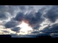 منظر خلاب لغرووب الشمس وسط الغيوم