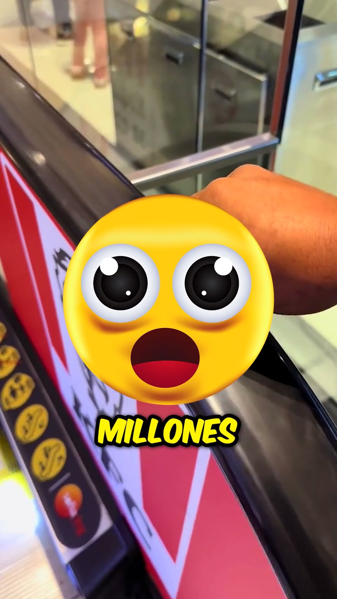¡LO QUE ENCUENTRA EN ESTA ESCALERA MECÁNICA ES HORRIBLE! ?