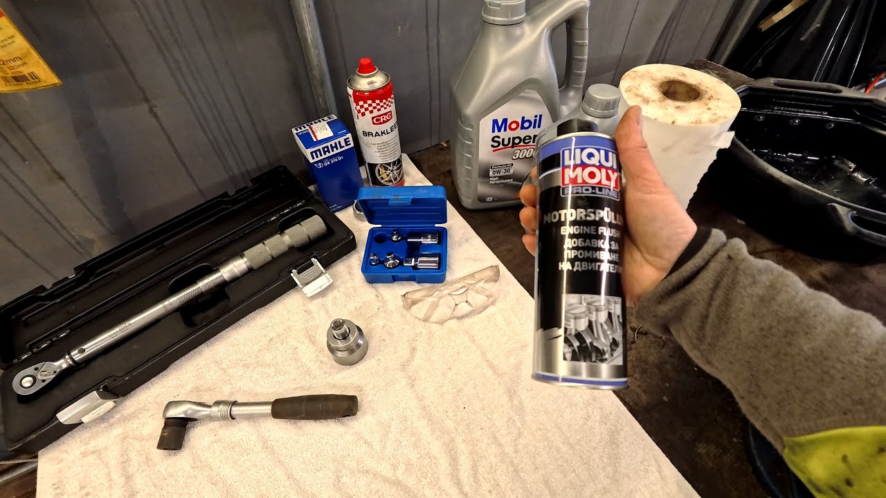 Volvo V70 öljyn vaihto moottorin puhdistajalla