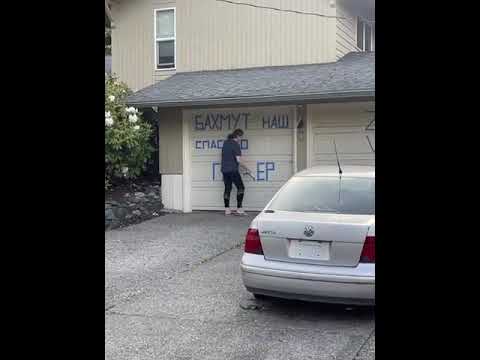 Russian immigrant posted over her garage with the inscription "Bakhmut is ours!"